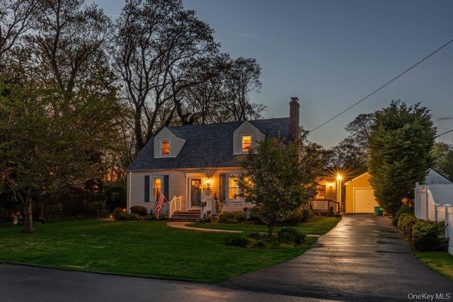 7 W Elm Street, Islip, NY 11751