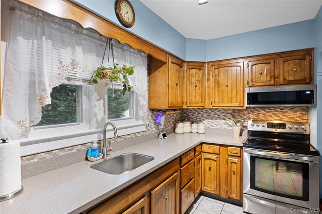 7 W Elm Street, Islip, NY 11751