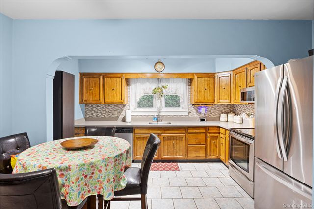 7 W Elm Street, Islip, NY 11751