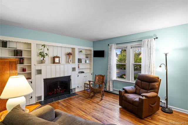 7 W Elm Street, Islip, NY 11751