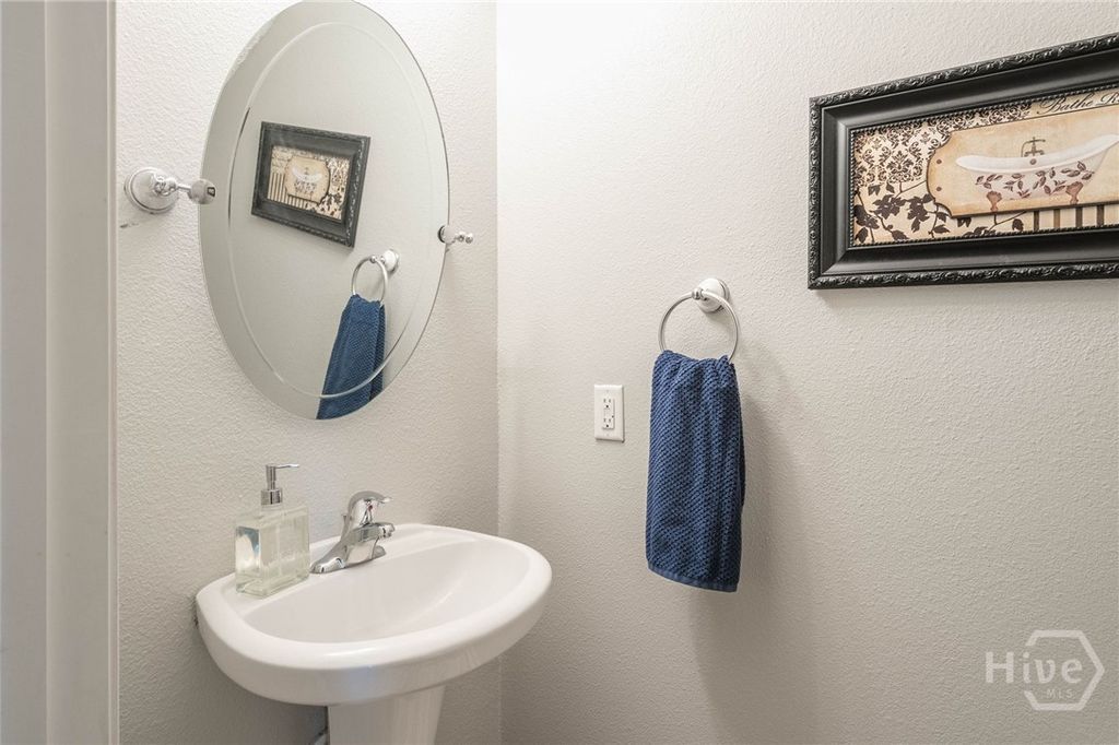 Image 11 of property listing at 88 Falkland Avenue, Savannah, GA 31407