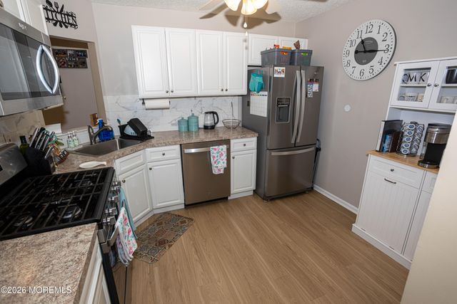 43 Farnham Square 243, Parlin, NJ 08859