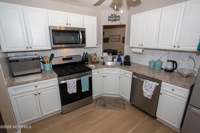 43 Farnham Square 243, Parlin, NJ 08859