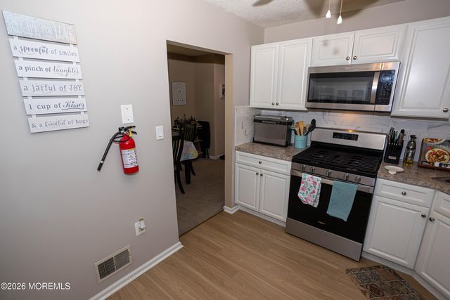43 Farnham Square 243, Parlin, NJ 08859