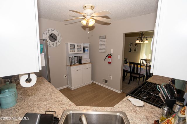 43 Farnham Square 243, Parlin, NJ 08859