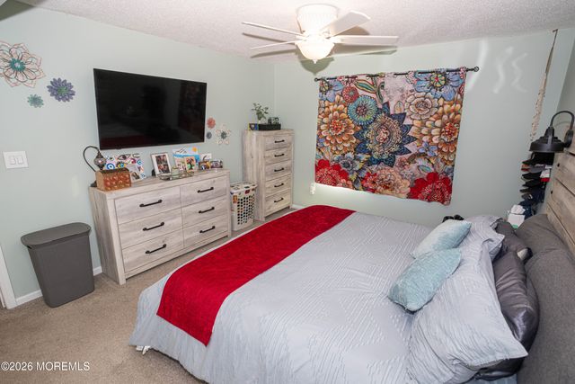 43 Farnham Square 243, Parlin, NJ 08859