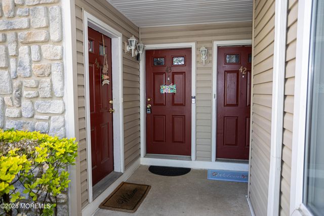 43 Farnham Square 243, Parlin, NJ 08859