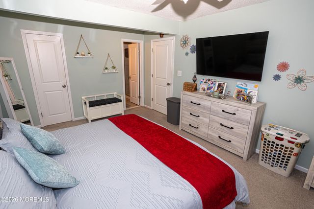 43 Farnham Square 243, Parlin, NJ 08859