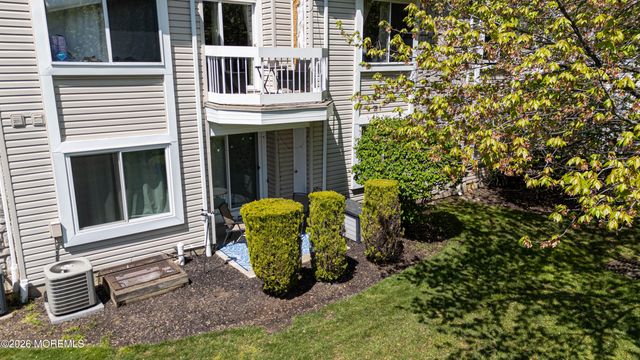 43 Farnham Square 243, Parlin, NJ 08859