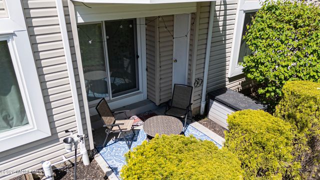 43 Farnham Square 243, Parlin, NJ 08859