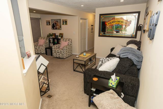 43 Farnham Square 243, Parlin, NJ 08859