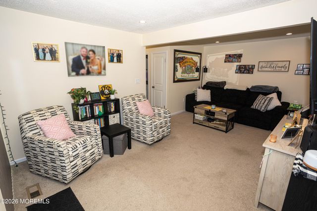 43 Farnham Square 243, Parlin, NJ 08859