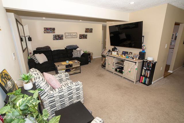 43 Farnham Square 243, Parlin, NJ 08859
