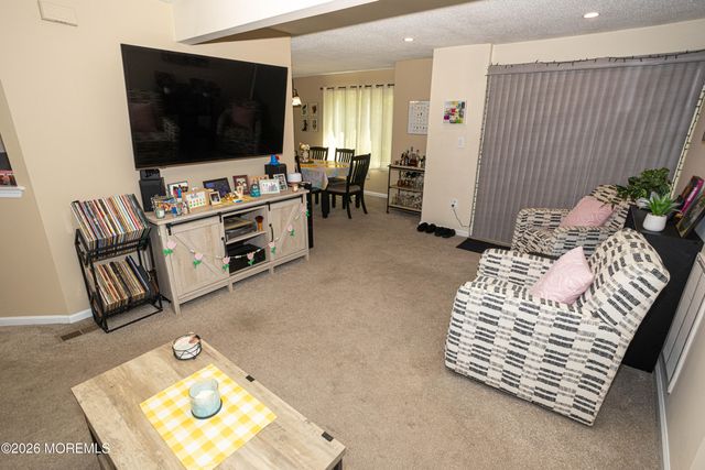43 Farnham Square 243, Parlin, NJ 08859