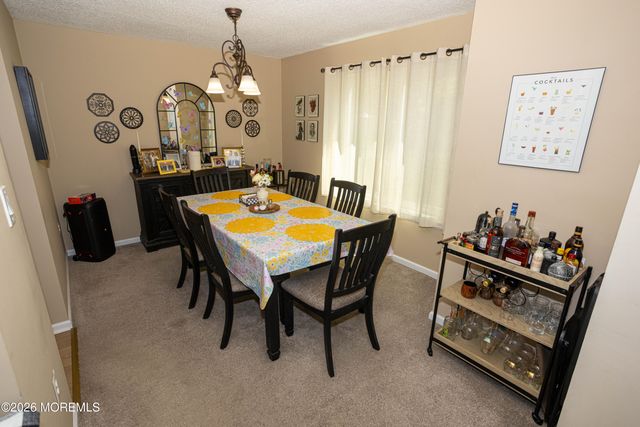43 Farnham Square 243, Parlin, NJ 08859
