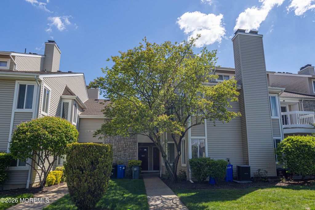 43 Farnham Square 243, Parlin, NJ 08859