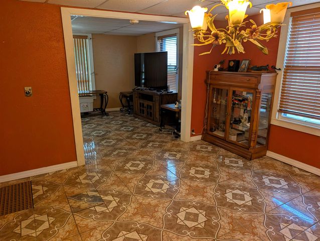 314 S 10th St, Salina, KS 67401