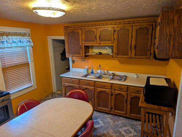 314 S 10th St, Salina, KS 67401