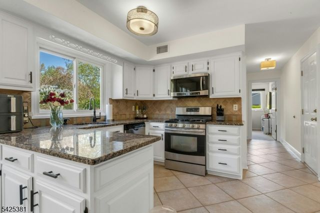 7 Evergreen Ct, Hillsborough Twp., NJ 08844