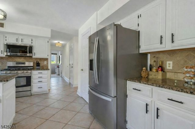 7 Evergreen Ct, Hillsborough Twp., NJ 08844