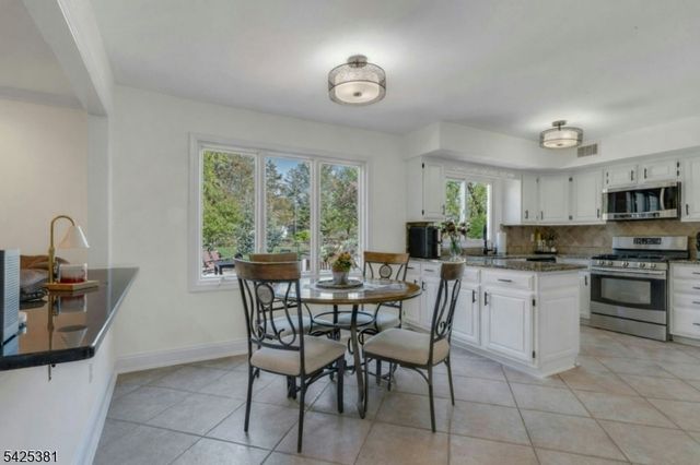 7 Evergreen Ct, Hillsborough Twp., NJ 08844