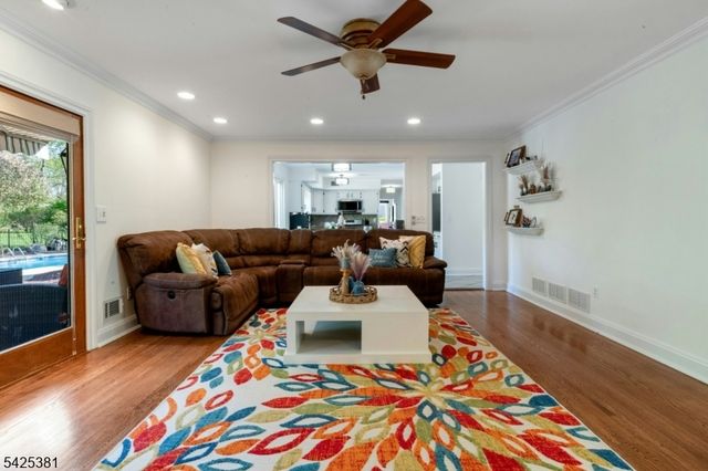 7 Evergreen Ct, Hillsborough Twp., NJ 08844