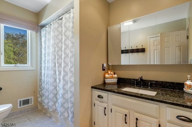 7 Evergreen Ct, Hillsborough Twp., NJ 08844