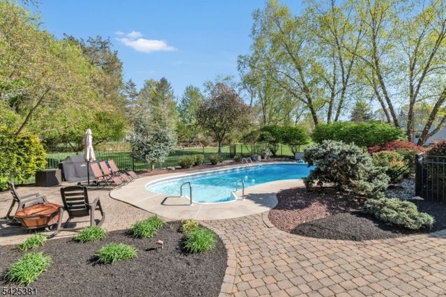 7 Evergreen Ct, Hillsborough Twp., NJ 08844