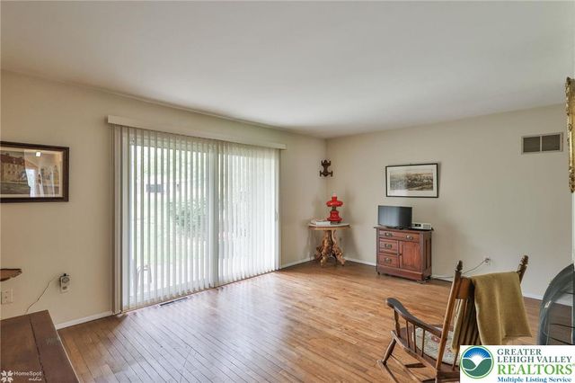 353 Carver Drive, Bethlehem City, PA 18017