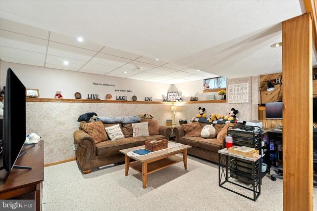 11 HOLLYNOLL DR, Hamilton, NJ 08619