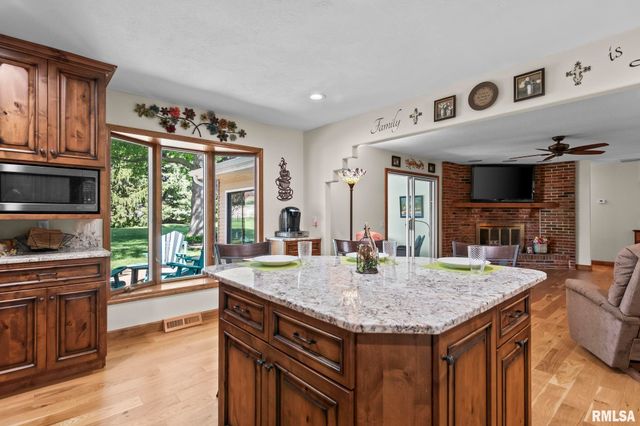 82 Stony Creek Drive, Chatham, IL 62629