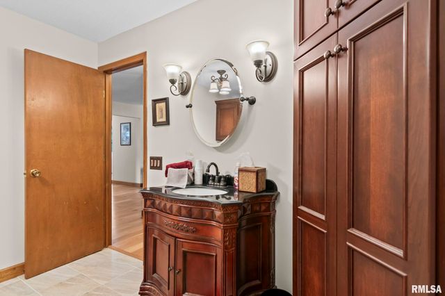 82 Stony Creek Drive, Chatham, IL 62629