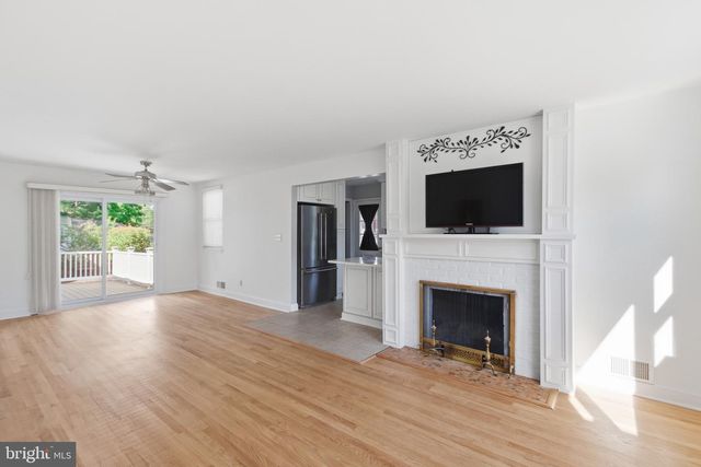 2906 BREEZY TER, Alexandria, VA 22303