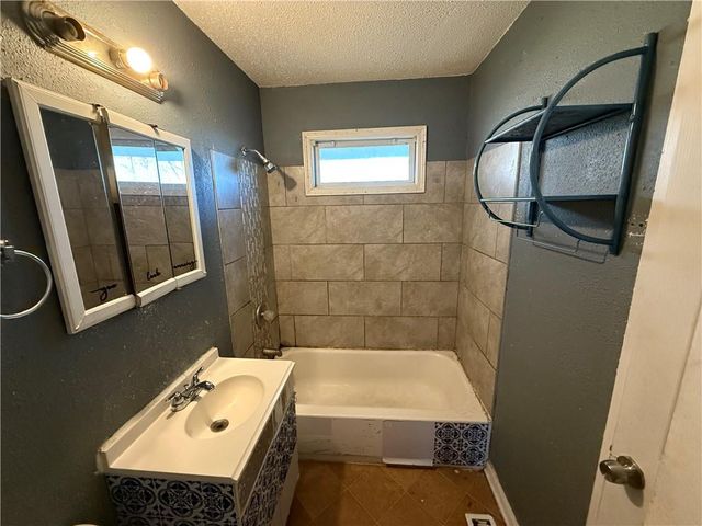 3801 Myrtle Avenue, Kansas City, MO 64128