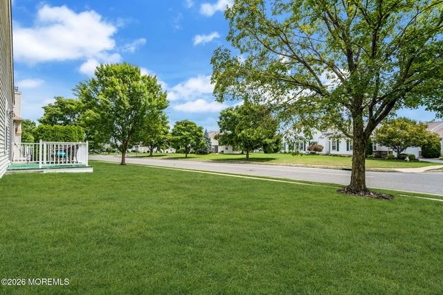 44 Kensington Road, Manchester, NJ 08759