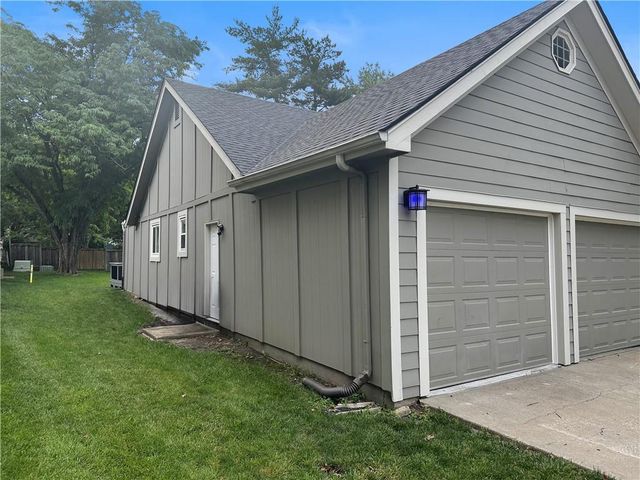 14404 S Cottonwood Drive, Olathe, KS 66062