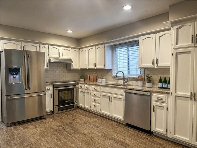 14404 S Cottonwood Drive, Olathe, KS 66062