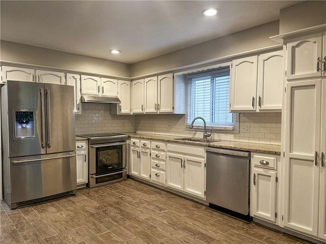 14404 S Cottonwood Drive, Olathe, KS 66062