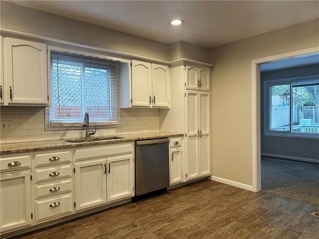14404 S Cottonwood Drive, Olathe, KS 66062