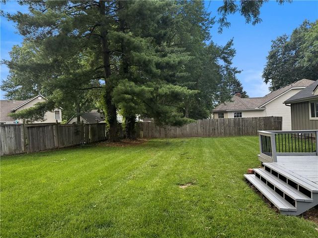 14404 S Cottonwood Drive, Olathe, KS 66062