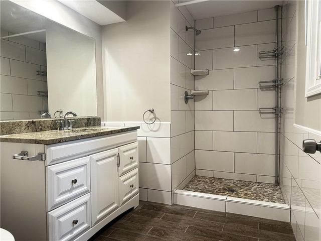 14404 S Cottonwood Drive, Olathe, KS 66062