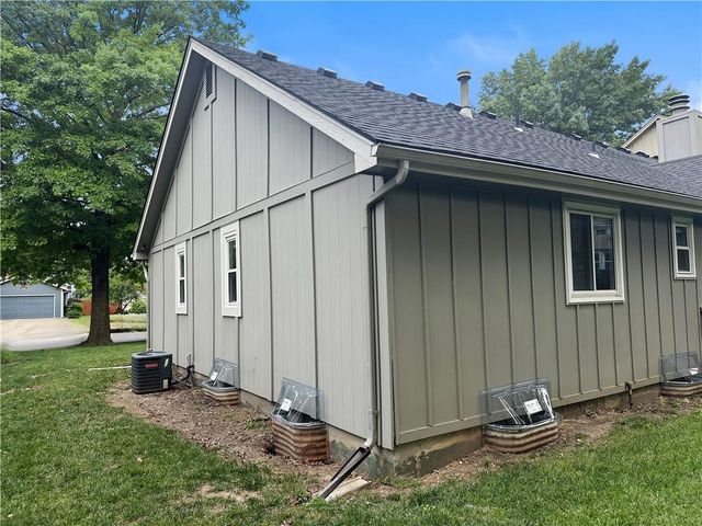 14404 S Cottonwood Drive, Olathe, KS 66062