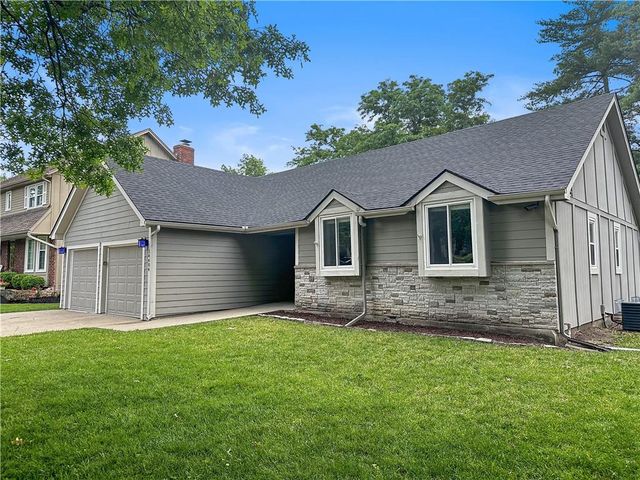 14404 S Cottonwood Drive, Olathe, KS 66062