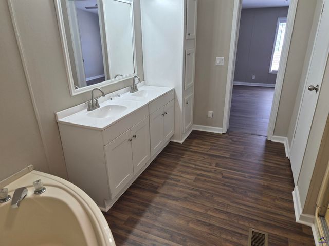 221 Hanover Drive, Byron, GA 31008