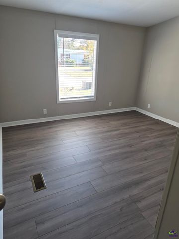 221 Hanover Drive, Byron, GA 31008