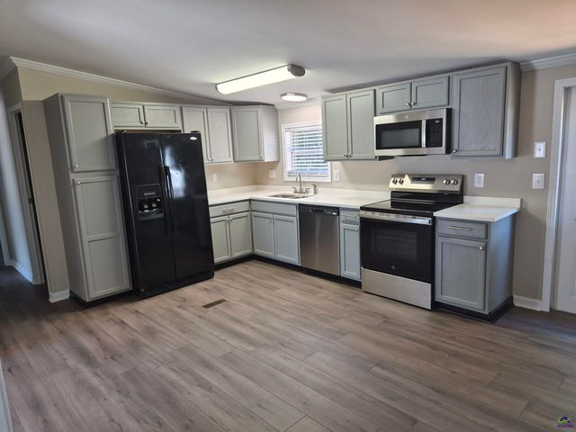 221 Hanover Drive, Byron, GA 31008