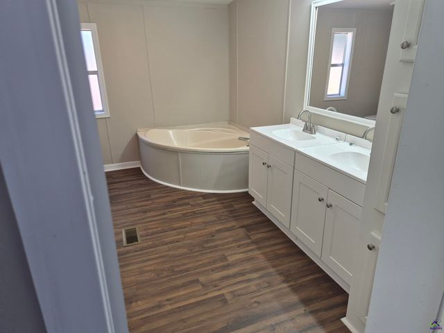 221 Hanover Drive, Byron, GA 31008