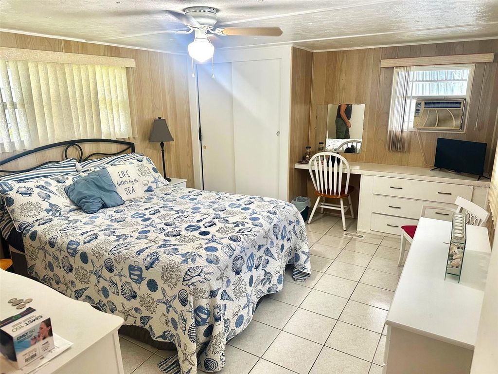 Image 8 of property listing at 2000 E BAY DRIVE 49, Largo, FL 33771