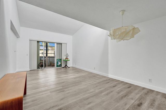 2540 Boundbrook Boulevard 205, West Palm Beach, FL 33406