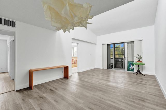 2540 Boundbrook Boulevard 205, West Palm Beach, FL 33406